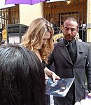 Fan_signings_on_street_282129.jpg