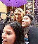 Fan_signings_on_street_282229.jpg