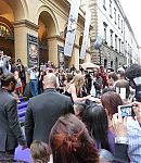 Fan_signings_on_street_282629.jpg