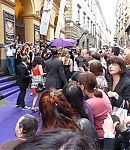 Fan_signings_on_street_282929.jpg