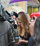 Fan_signings_on_street_283129.jpg