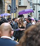 Fan_signings_on_street_283229.jpg